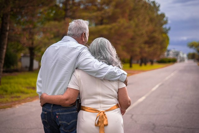 Couple préparant ses projets et sa retraite